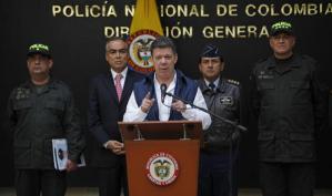 Colombia's President Juan Manuel Santos (C) delivers a speech as Police General Cesar Pinzon Colombia's Defence Minister Rodrigo Rivera, Air Force Commander Julio Gonzalez and Police Chief Oscar Naranjo look on, in Bogota