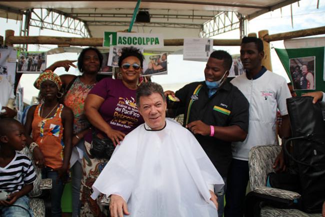 Colombian president getting a haircut at the Petronio Álvarez Festival