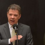 Juan Carlos Pinzón (L), Juan Manuel Santos (C) and General Rodolfo Palomino (R) (Photo: President's Office