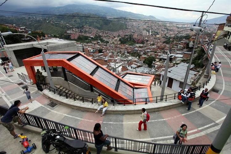 Escaleras-Comuna-13-Medellin-2