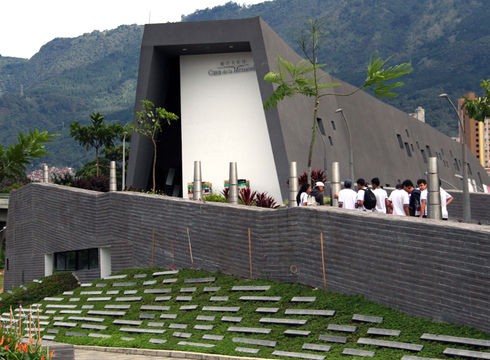 The Casa de La Memoria Museum in Medellín’s Bicentennial Park provides a meeting place for victims of Colombia’s armed conflict. (César Mariño García/Caudal Images for Infosurhoy.com)