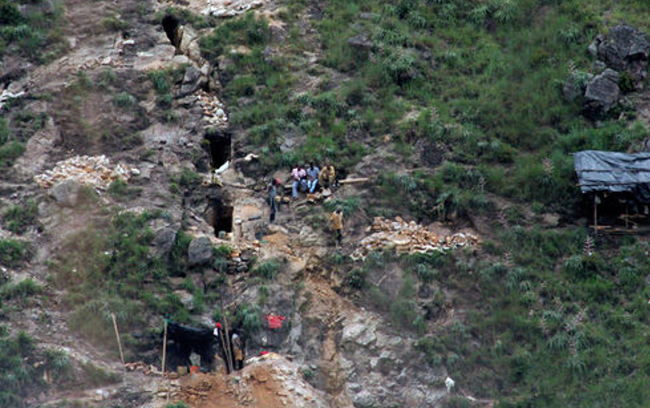 Antioquia, Boyacá, Cauca and Chocó are the Colombian departments most affected by illegal mining. Above, informal gold miners work in Suárez, a town in Cauca. (César Mariño García/Caudal Images for Infosurhoy.com)