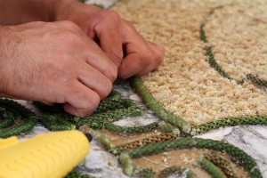 Atehortua preparing his flower arrangement. (Photo: Jenifer Rivera)