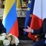 Juan Manuel Santos (L) and Francois Hollande)