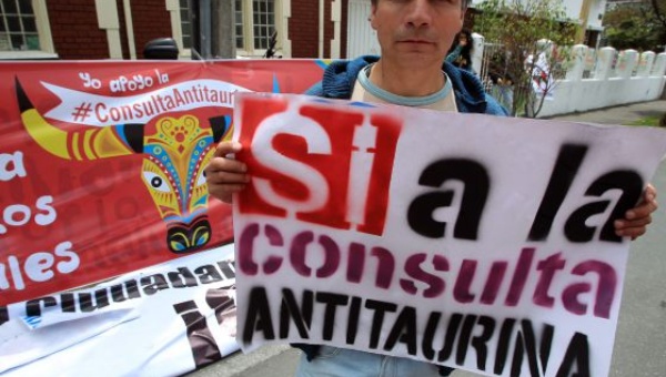 An anti-bullfighting activist holds up a sign supporting the referendum in Bogotá | Photo: EFE This content was originally published by teleSUR at the following address: "http://www.telesurtv.net/english/news/Colombian-Court-Rules-Against-Bullfighting-Ban-20150925-0024.html". If you intend to use it, please cite the source and provide a link to the original article. www.teleSURtv.net/english