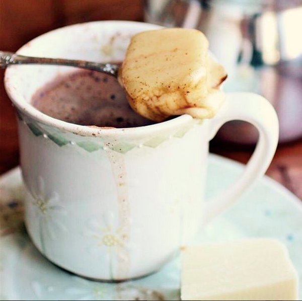 Chocolate con queso Credit to IG @Tefylokura Almojaban to the left and buñuelo to the right. Credit to IG @mivillarrica