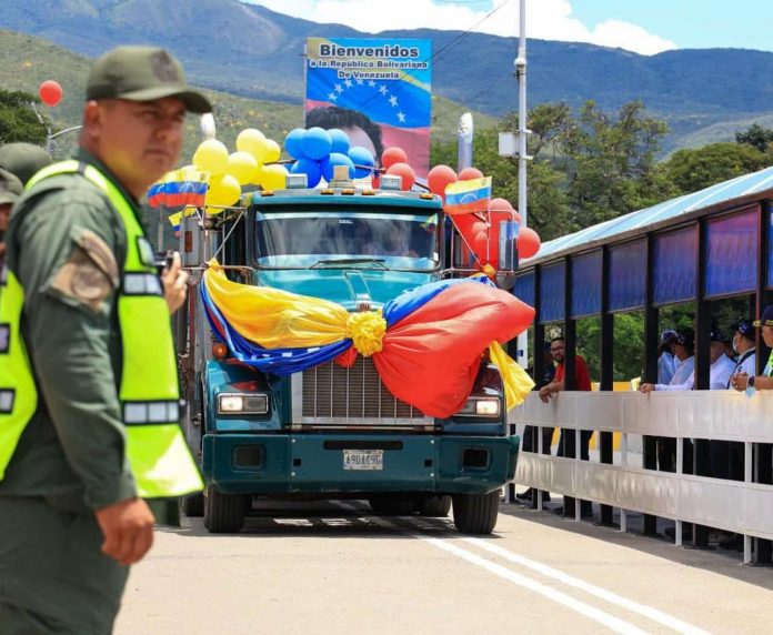truck-border-bridge-colombia-venezuela